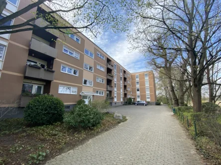 Titelbild - Wohnung kaufen in Ludwigshafen am Rhein / Pfingstweide - Renovierungsbedürftige 3,5-Zimmerwohnung mit traumhaftem Ausblick ins Grüne in Ludwigshafen