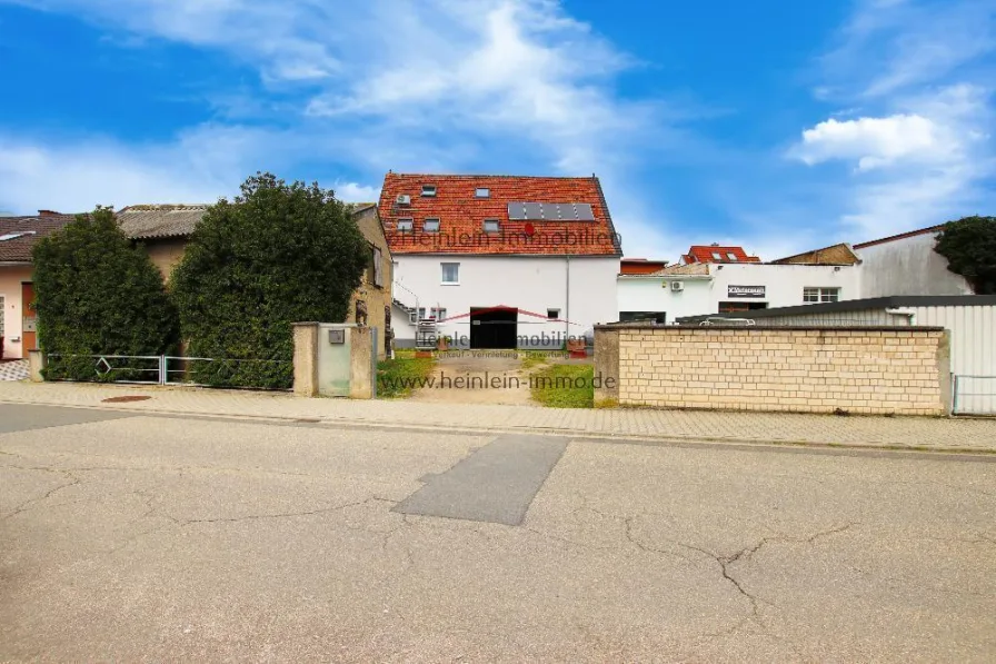  - Haus kaufen in Bürstadt - 3 Familien auf einem Grundstück? 383m² Wohnfl. - 3 Wohnungen + Baufenster auf Grundstück - Bürstadt