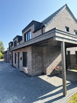 Titelbild - Haus kaufen in Oldenburg - KFW Förderfähig Reihenendhaus mit Carport und großem Garten in direkter Nähe zum Swarte-Moor-See!