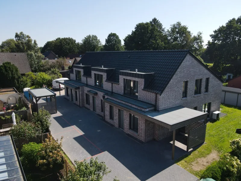 Gesamtanlage - Haus kaufen in Oldenburg - Reihenendhaus mit Carport und großem Garten in direkter Nähe zum Swarte-Moor-See!