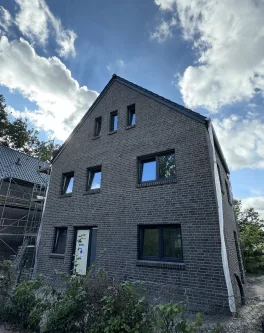 Außenbild - Haus kaufen in Oldenburg - Ihr Zuhause an der Tonkuhle: Gemütliches Einfamilienhaus mit Carport