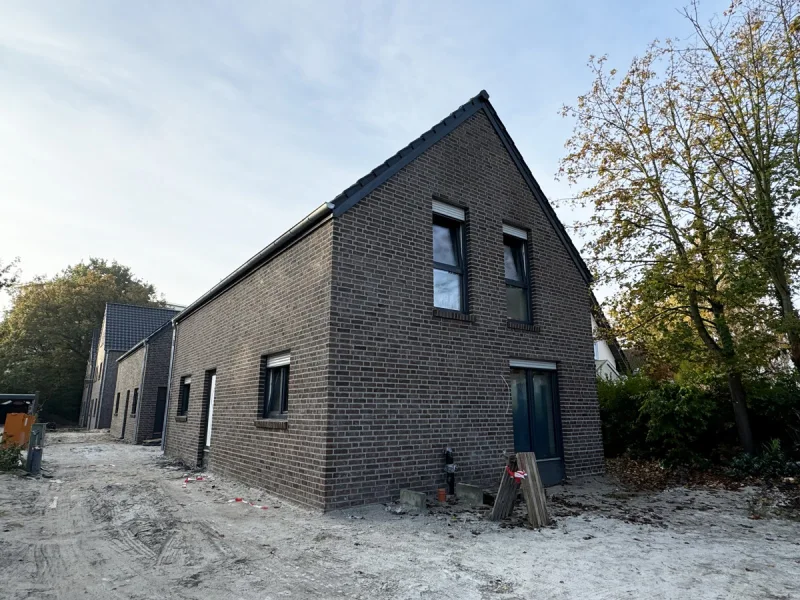 Außenansicht - Haus kaufen in Oldenburg - Einfamilienhaus mit Carport an der Tonkuhle – Ihr neues Zuhause in ruhiger Lage