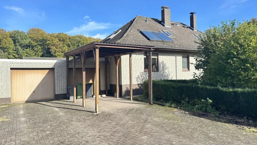 Carport und Garage