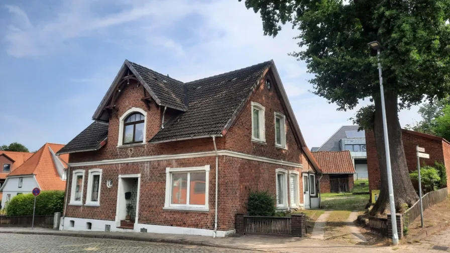 Straßenansicht - Haus kaufen in Fallingbostel - *** R E S E R V I E RT ***Ihr Zuhause - mittendrin!Einfamilienhaus in Bad Fallingbostel