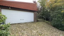 Garage und Parkfläche