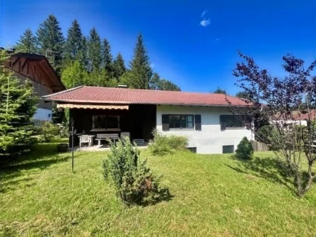 Gartenansicht - Haus kaufen in Schliersee - "Freistehendes EFH am Schliersee mit Bergblick + Ausbaupotenzial"