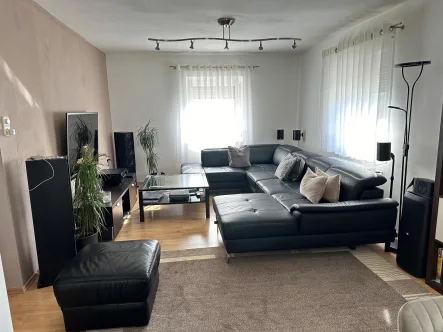 Wohnzimmer - Wohnung kaufen in Reutlingen - Helle und gemütliche Wohnung mit großem Garten und Carport!