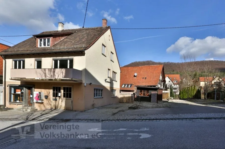 Außenansicht - Haus kaufen in Reutlingen - Großes Wohnhaus inkl. Baugrundstück am fuße der Alb!