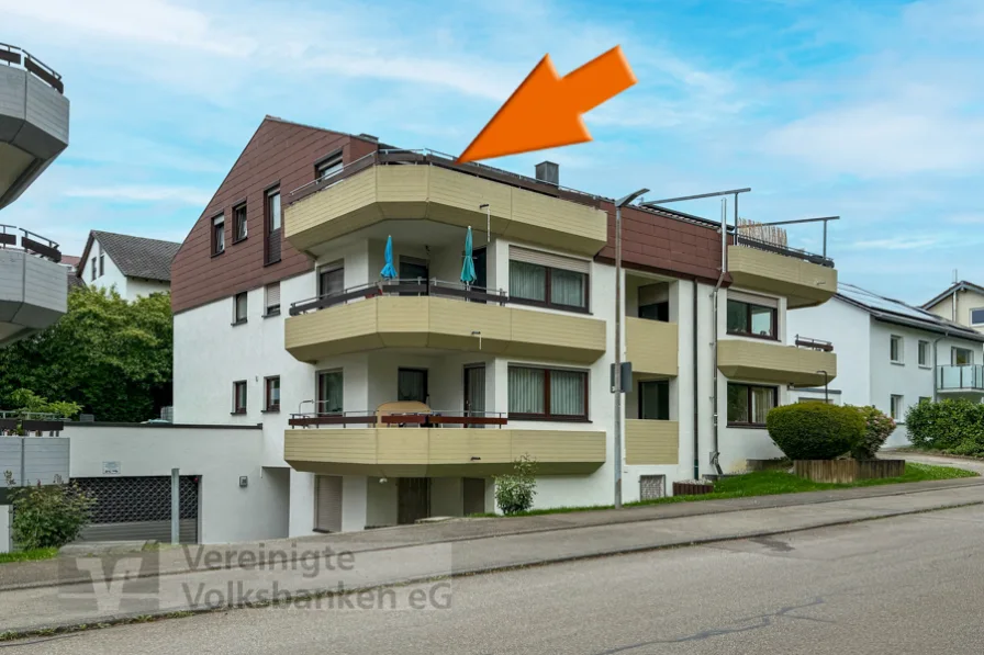 Titelbild - Wohnung kaufen in Dettingen an der Erms - Sonnige Dachgeschosswohnung mit großzügiger Dachterrasse und schönem Ausblick