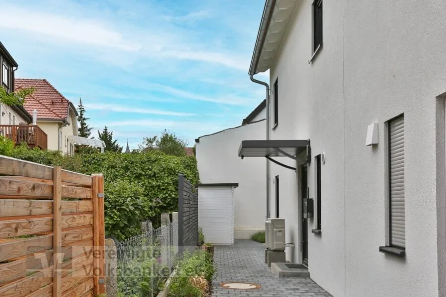 Zugang - Haus kaufen in Pfullingen - HOCHMODERNE DOPPELHAUSHÄLFTE MIT WOHLFÜHLCHARAKTER