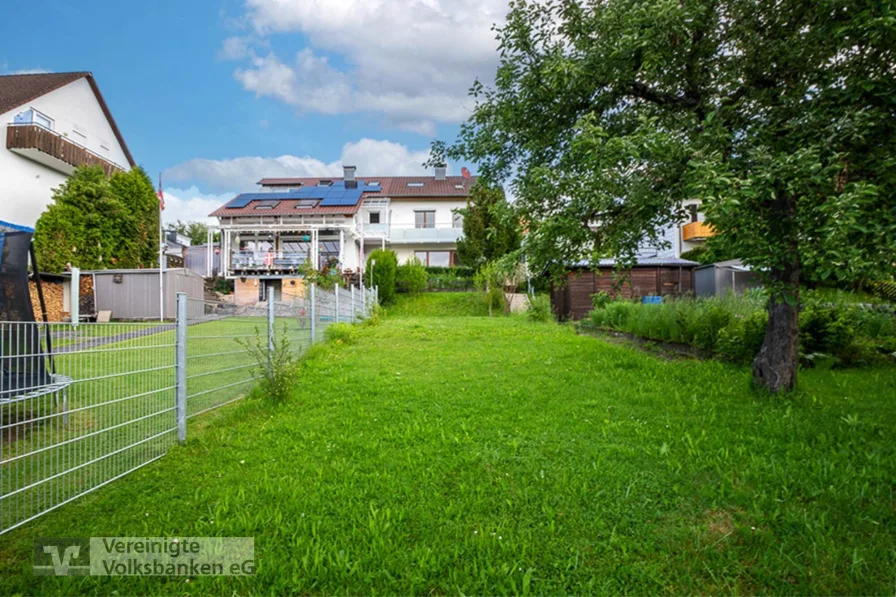 Garten - Haus kaufen in Calw - Viel Potenzial, großer Garten, 2 Garagen! Gemütliche Doppelhaushälfte in Stammheim!