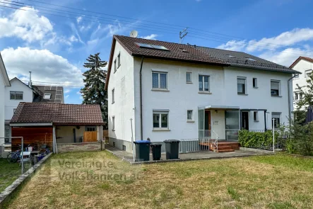 Außenansicht - Haus kaufen in Metzingen - SANIERUNGSBEDÜRFTIGE DHH MIT GROßEM GARTEN UND GARAGE IN METZINGEN!