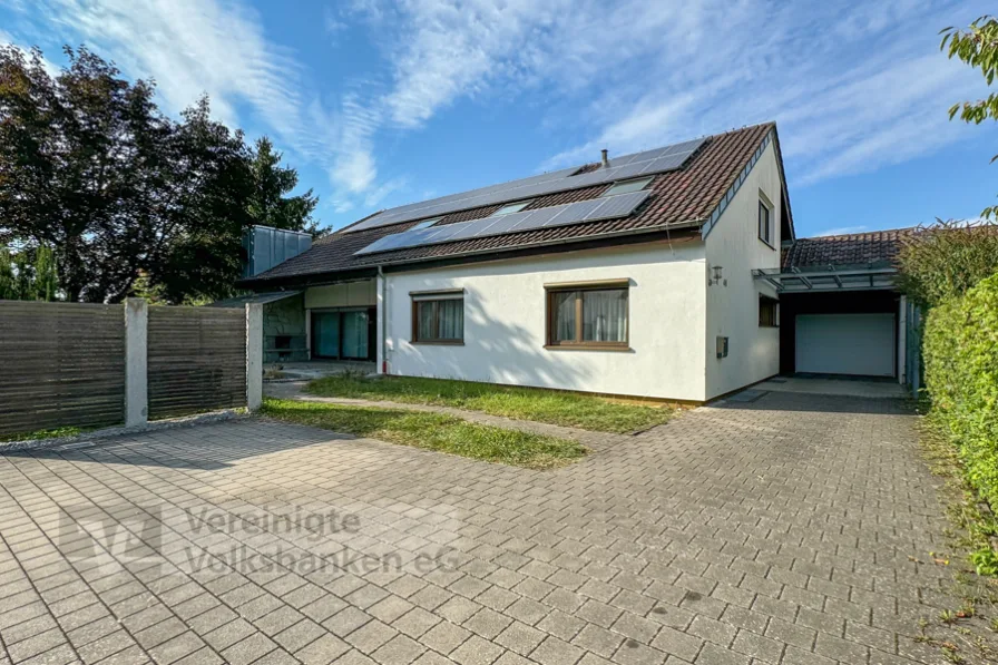 Außenansicht - Haus kaufen in Reutlingen - FREISTEHENDES EFH - RUHIGE ORTSRANDLAGE  - SAUNA - GARAGE - PV-ANLAGE - GARAGE & CARPORT