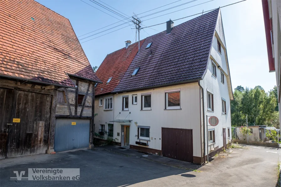 Außenansicht - Haus kaufen in Sindelfingen - Handwerker aufgepasst! Gemütliche DHH mit viel Potenzial in Darmsheim!