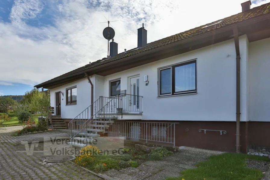 Aussen - Haus kaufen in Reutlingen / Gönningen - Schönes Wohnen mit dem Blick auf Stöffelberg