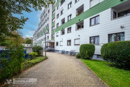 Außenansicht - Wohnung kaufen in Sindelfingen - Geräumige 4-Zimmer-Maisonette-Wohnung mit Balkon und zwei Bädern im Hinterweil!