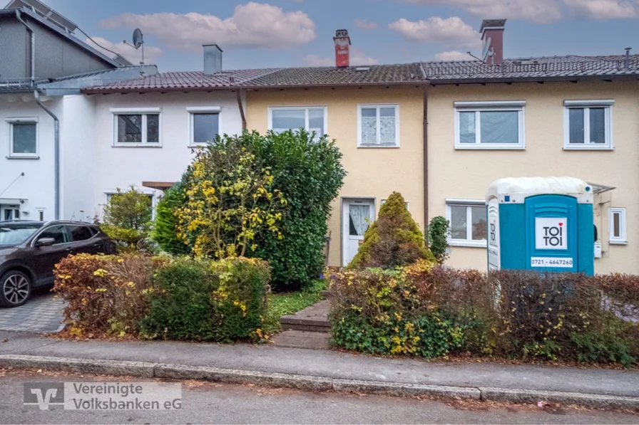 Außenansicht Front - Haus kaufen in Sindelfingen - Sanierungsbedürftiges Reihenmittelhaus im Spitzholz!