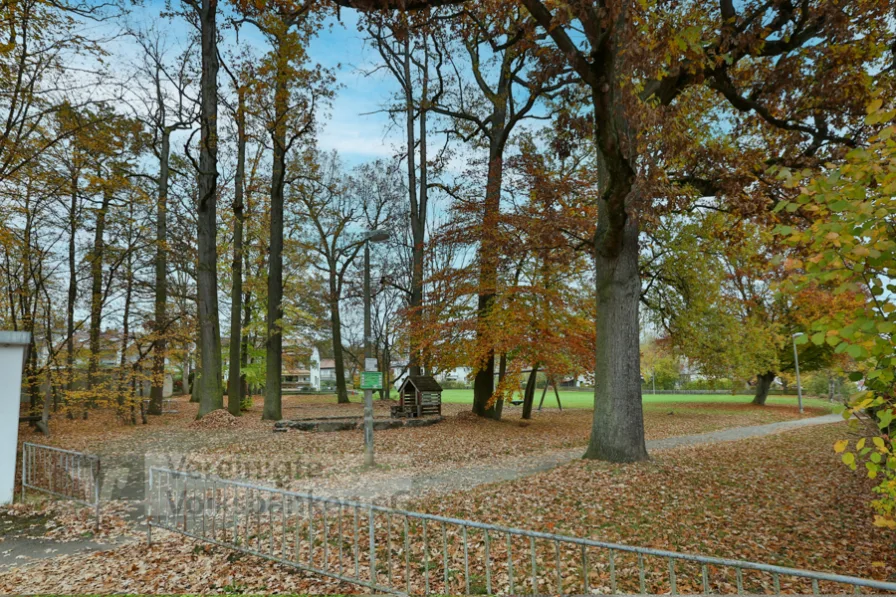 Blick auf Spielplatz von Garage