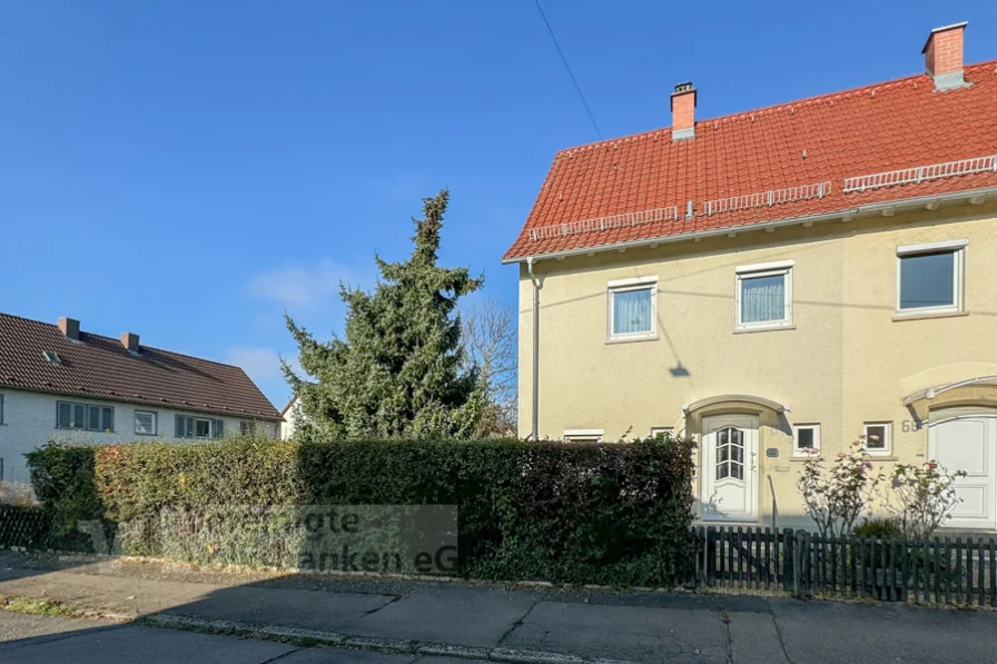 Aussen - Haus kaufen in Reutlingen - DHH - SONNIGER GARTEN - ANBAUPOTENZIAL - BLICK ZUR FIRMA BOSCH!