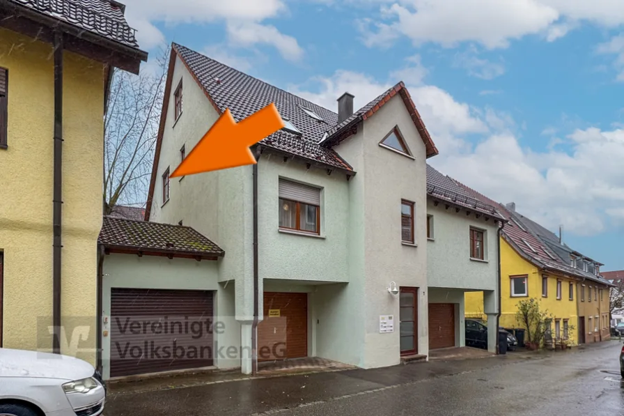 Titelbild - Wohnung kaufen in Eningen u.A. - Charmante 2-Zimmer-Maisonette-Wohnung mit Balkon, EBK und Garage in Eningen unter Achalm