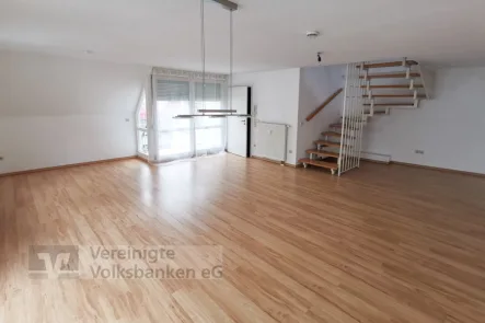 Wohnzimmer mit Balkon 1.Ebene - Wohnung kaufen in Vahingen an der Enz - Lichtdurchflutete, moderne Maisonettewohnung mit Galerie und viel Platz