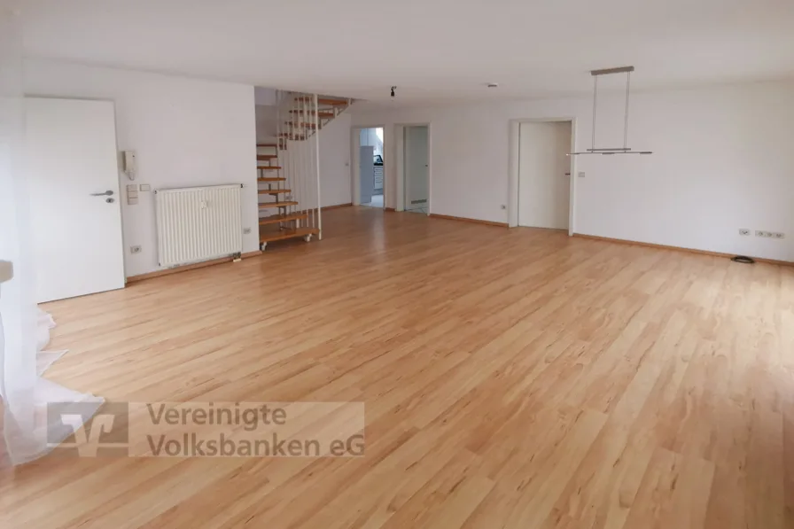 Wohnzimmer mit Blick von Balkontüre 1. Ebene