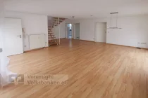 Wohnzimmer mit Blick von Balkontüre 1. Ebene