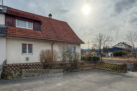 Aussen - Haus kaufen in Reutlingen / Betzingen - Einfamilienhaus DHH mit großem Grundstück in Betzingen und Garage