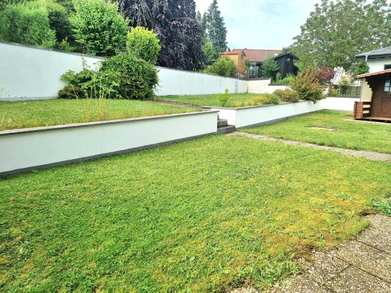 Terrassierter und pflegeleichter Garten hinter dem Haus