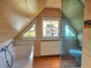 En suite Badezimmer mit jeder Menge Tageslicht