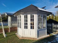 Selbst der Pavillon im Landhausstil bildet eine Harmonie