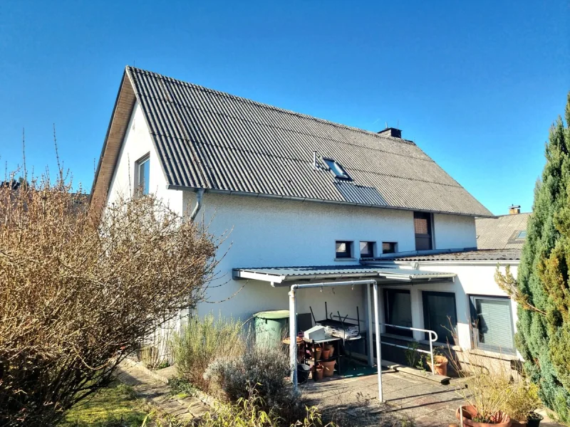 Eine weitere Terrasse befindet sich hinter dem Haus