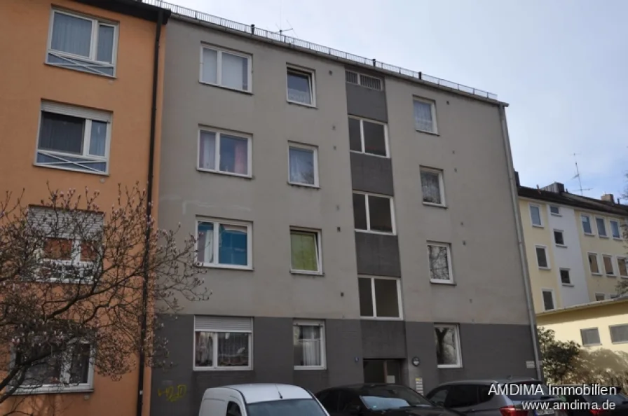 Frontansicht des Hauses - Wohnung mieten in Nürnberg - 3-Zimmer-Wohnung mit Balkon und im ersten Obergeschoß