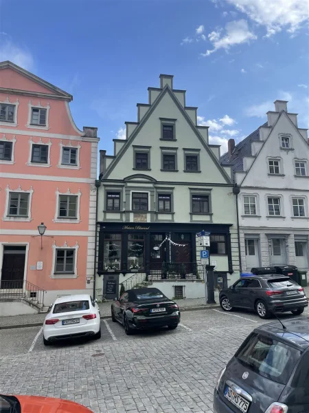 Außenansicht des Vorderhauses.  - Haus kaufen in Neuburg a d Donau - Denkmalgeschütztes Mehrparteienhaus/Einfamilienhaus in der schönen Neuburger Altstadt