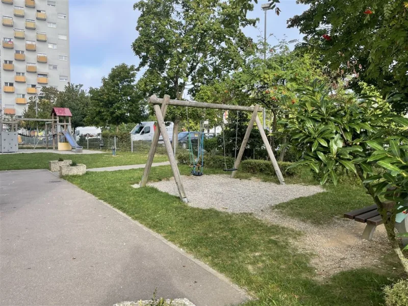 Spielplatz direkt vor dem Haus