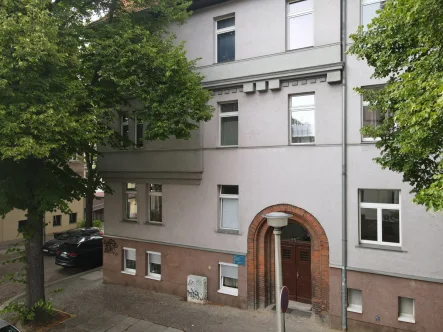 Hauseingang - Wohnung kaufen in Halle - Familien aufgepasst - 4-Raumwohnung in der südlichen Innenstadt mit 2 Stellplätzen