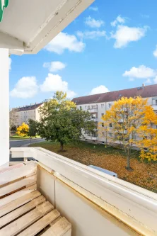 Balkon  - Wohnung kaufen in Halle - Eigennutzer aufgepasst - Charmante 3-Raumwohnung mit Balkon im Süden von Halle!