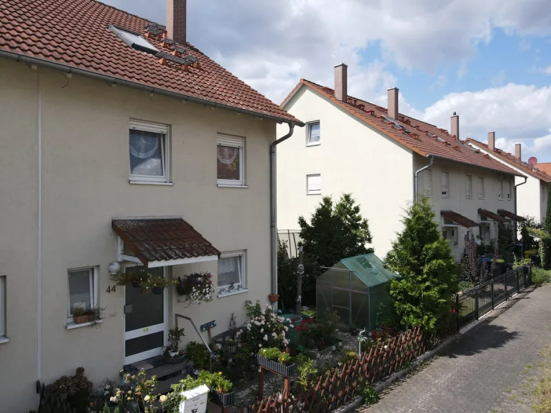 Aussenansicht - Haus kaufen in Queis - Familien aufgepasst - Reihenhaus mit 5 Räumen, Garage und Garten in Queis!