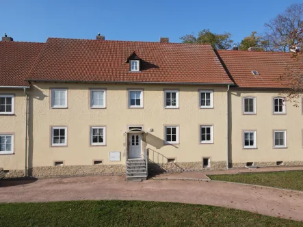 Außenaufnahme - Wohnung kaufen in Bad Lauchstädt - Ihr neues Zuhause: Charmante 2-Zimmer-Eigentumswohnung in idyllischer Lage von Bad Lauchstädt