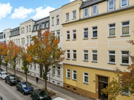 Hausansicht  - Wohnung mieten in Halle - Moderne 3-Raum-Maisonettewohnung in gepflegtem Mehrfamilienhaus