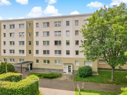 Hausansicht  - Wohnung mieten in Halle - Frisch sanierte 3-Raumwohnung mit Balkon und Aufzug