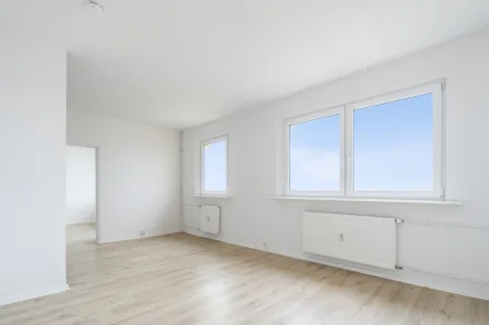 Wohnzimmer - Wohnung mieten in Halle - Sanierte 4-Raumwohnung mit Balkon und Aufzug!