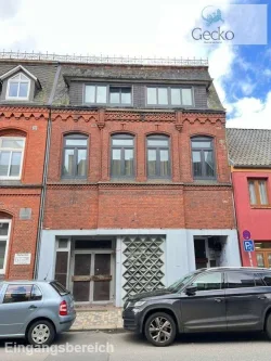 Bild... - Haus kaufen in Husum - Top Mehrfamilienhaus mit 2 sanierten Wohnungen und weiterem Baugrundstück in Husum zu verkaufen