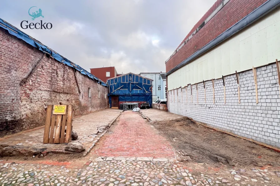 Bauplatz 3 Wohneinheiten - Haus kaufen in Husum - Top Mehrfamilienhaus mit 2 sanierten Wohnungen und weiterem Baugrundstück in Husum zu verkaufen