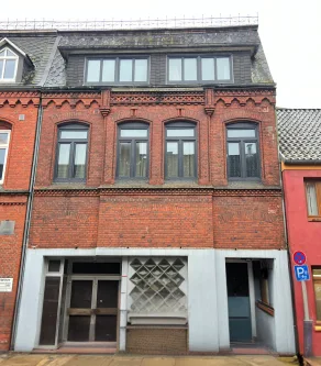 Frontansicht - Haus kaufen in Husum - Top Mehrfamilienhaus mit 2 sanierten Wohnungen und weiterem Baugrundstück in Husum zu verkaufen