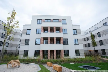 Eines der Häuser - Wohnung kaufen in Potsdam, Bornstedt - Kleine, brandneue Penthousewohnung mit 2 Terrassen inkl. Einbauküche