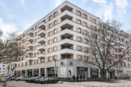 Hausansicht mit Edeka Markt - Wohnung kaufen in Berlin, Friedrichshain - Ab Sommer bezugsfrei! Barrierefreie 4-Zimmer-Neubauwohnung mit 2 Balkonen