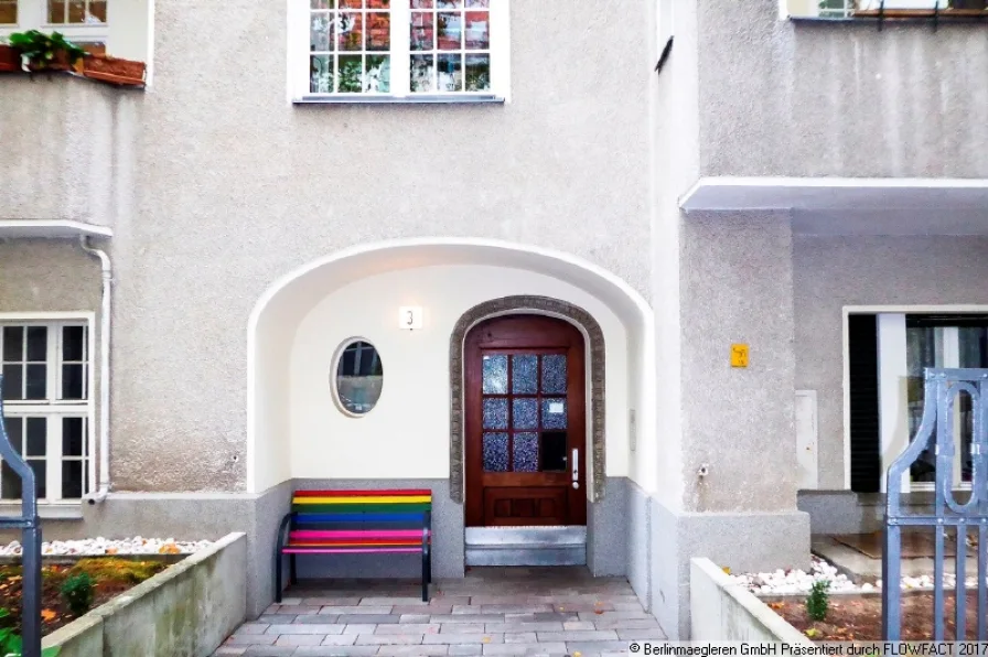 Hauseingang - Wohnung kaufen in Berlin, Steglitz - Kapitalanlage: Vermietete 3,5 Zimmer Altbauwohnung mit Balkon in Steglitz zu verkaufen