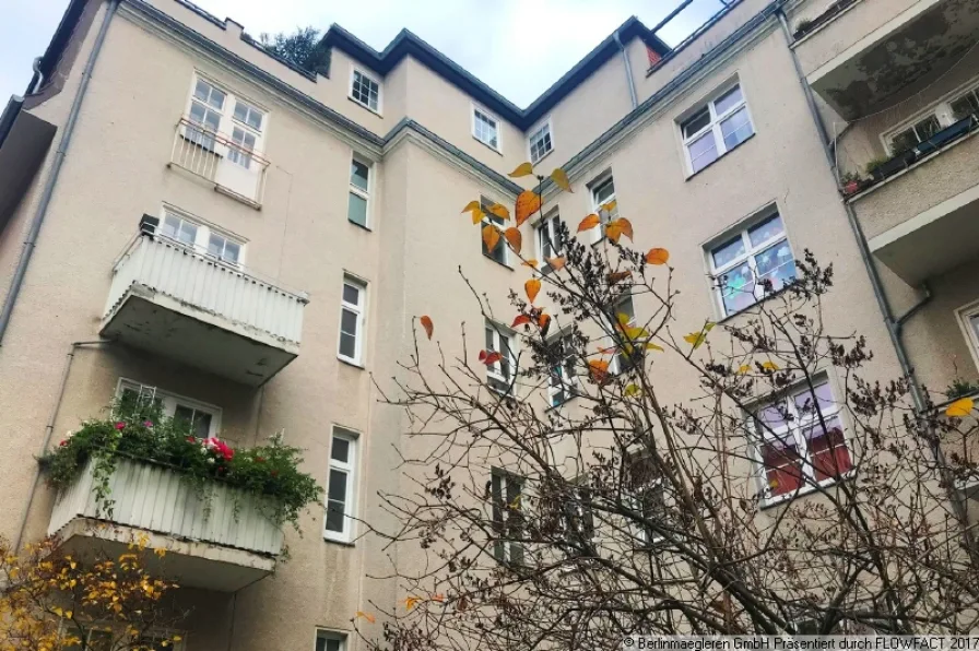 Haus - Wohnung kaufen in Berlin, Steglitz - Kapitalanlage: Vermietete 3 Zimmer Altbauwohnung mit 2 Balkonen in Steglitz zu verkaufen