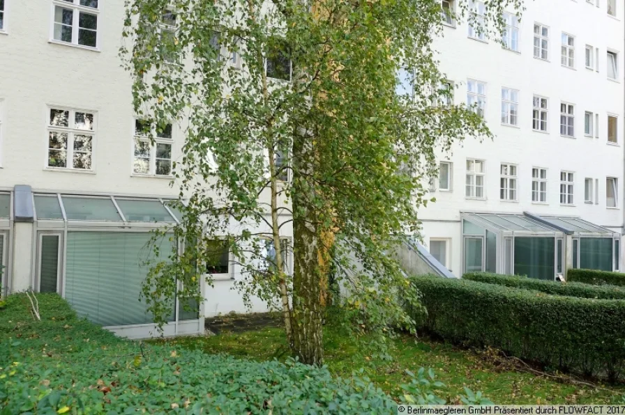 Rückseite des Hauses - Wohnung kaufen in Berlin, Steglitz - Kapitalanlage: Vermietete 3,5-Zimmer Erdgeschosswohnung mit Balkon in Steglitz